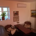 Idyllisk Anneks, Hvor Lejer Har Eget Hus.
