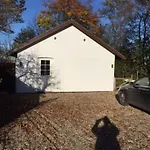 Idyllisk Anneks, Hvor Lejer Har Eget Hus.
